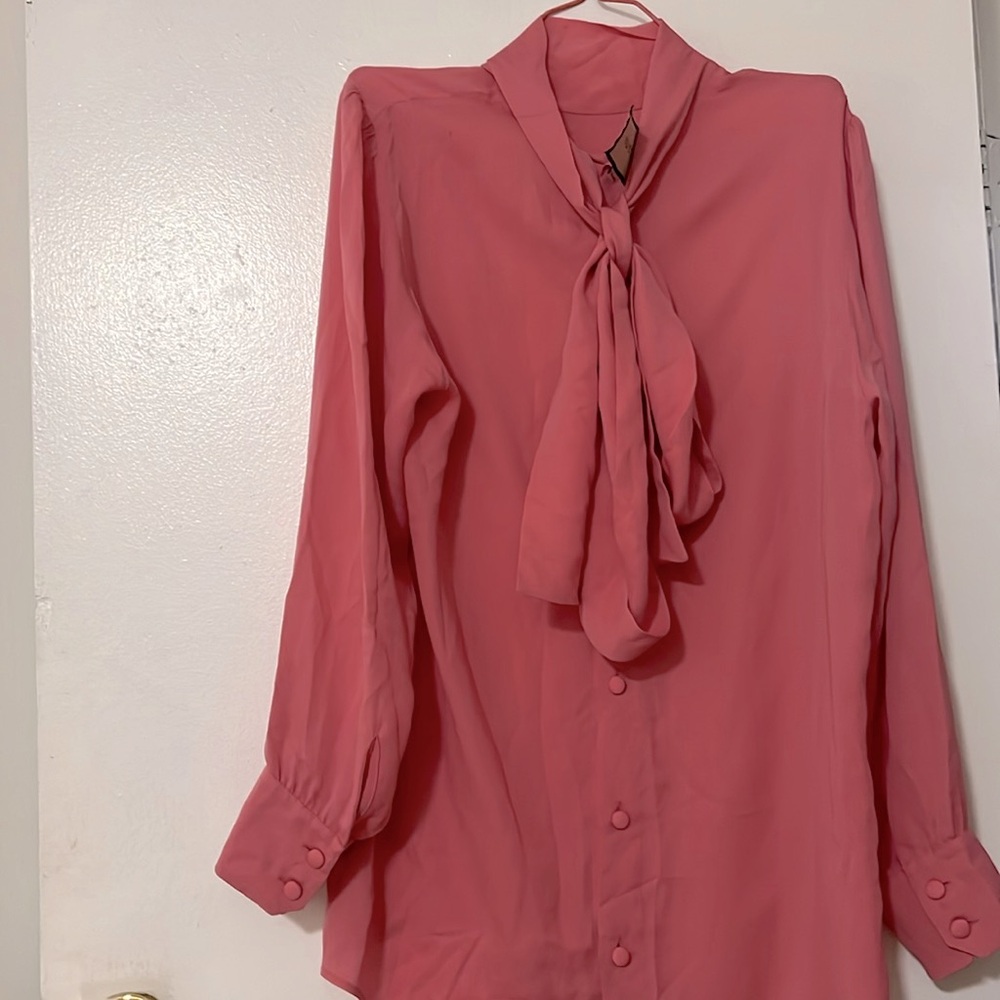 Gucci Pink Bow Blouse Size 44…The blouse is authentic.